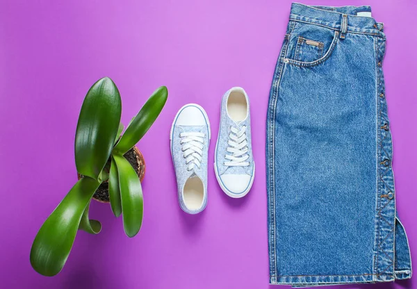 Bovenaanzicht Van Casual Dames Retro Stijl Denim Rok Sneakers Schoenen — Stockfoto