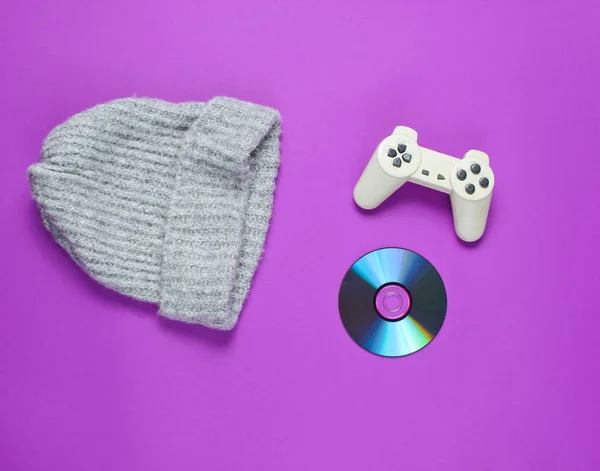 Disk Gamepad Warm Hat Purple Background Pop Culture 80S Top — Stock Photo, Image