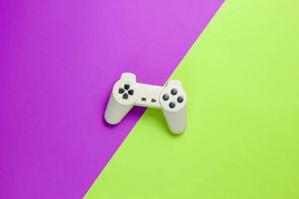 Gamepad Retrò Sfondo Carta Viola Verde Minimalismo — Foto Stock