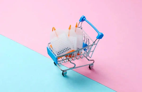 Sacos Chá Carrinho Compras Brinquedos Fundo Pastel Foto Conceitual — Fotografia de Stock