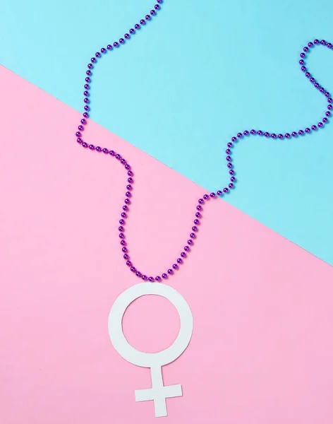 Hanger Vrouwelijk Genderteken Pastelachtergrond Minimalisme Bovenaanzicht — Stockfoto