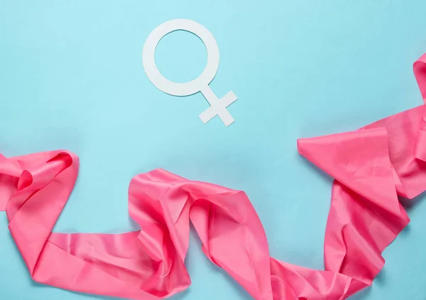 Vrouwelijk Gendersymbool Zijden Lint Pastelblauwe Achtergrond Minimalisme Bovenaanzicht — Stockfoto