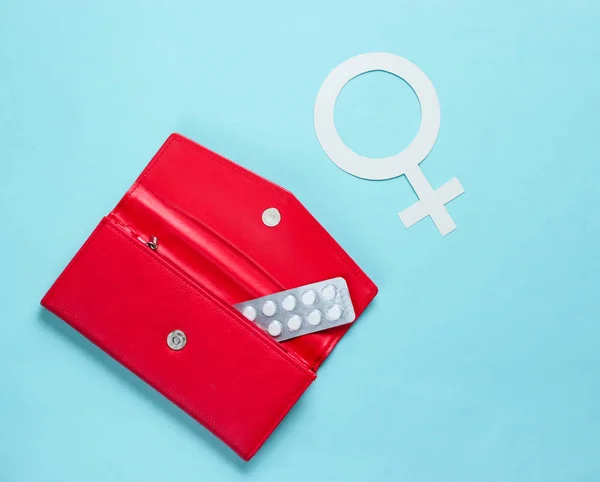 Gezondheid Van Vrouwen Vrouwelijk Gendersymbool Pillen Rode Tas Blauwe Achtergrond — Stockfoto