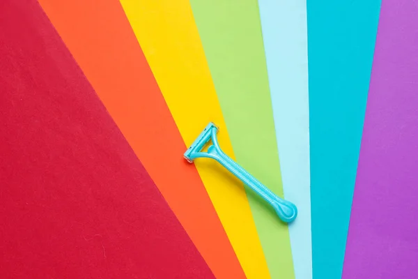 Rasiermesser Zum Enthaaren Auf Einem Regenbogenfarbenen Hintergrund Ansicht Von Oben — Stockfoto