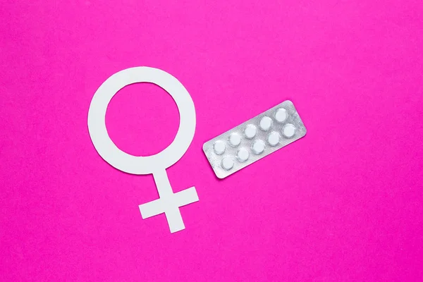 Saúde Mulher Feminino Símbolo Gênero Pílulas Fundo Rosa — Fotografia de Stock