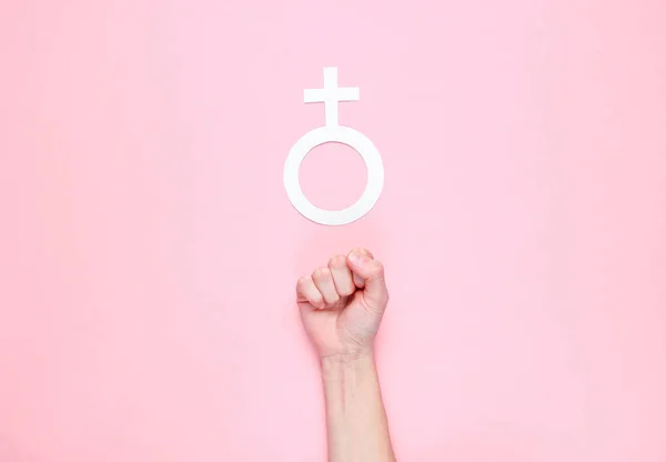 Feminism Kvinnlig Knytnäve Kön Kvinnlig Tecken Rosa Bakgrund Ovanifrån Minimalism — Stockfoto