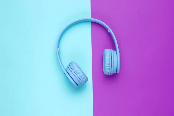 Moderne Blue Wireless Ear Hoofdtelefoon Een Blauw Paarse Achtergrond Minimalisme — Stockfoto