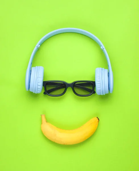 Minimalismus Flaches Lagekonzept Lächelndes Gesicht Hört Musik Kopfhörer Brille Banane — Stockfoto