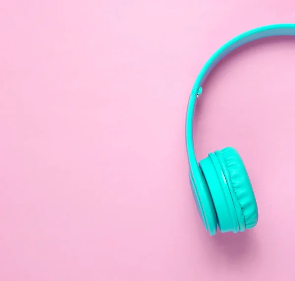 Helft Van Mint Groene Hoofdtelefoon Een Roze Pastel Achtergrond Bovenaanzicht — Stockfoto