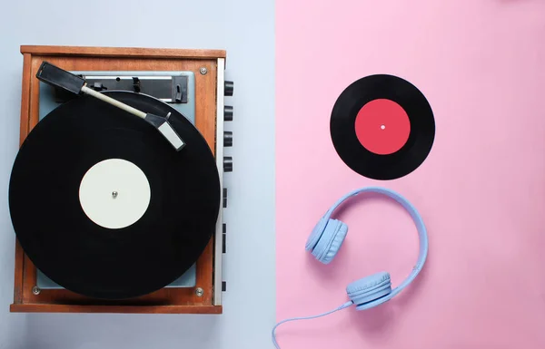 Retro Leitor Vinil Fones Ouvido Fundo Cinza Rosa Vista Superior — Fotografia de Stock