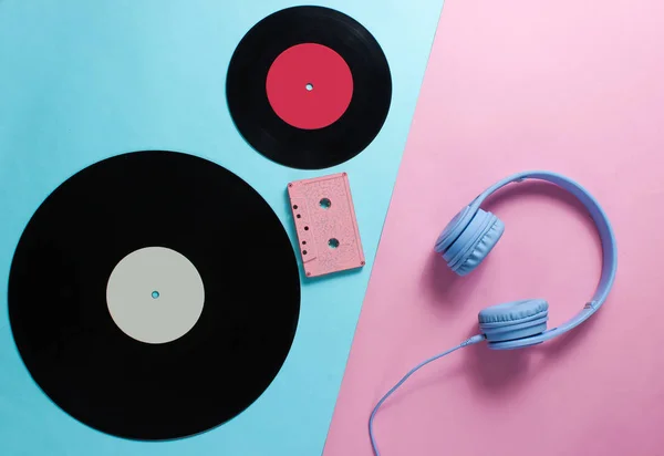 ヘッドフォン オーディオカセット ピンクブルーの背景にLpレコード レトロな文化 クリエイティブフラットレイ トップビュー — ストック写真