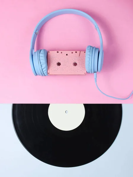 复古风格 带录音带的耳机 在粉红色灰色背景上录制 创意平铺 — 图库照片
