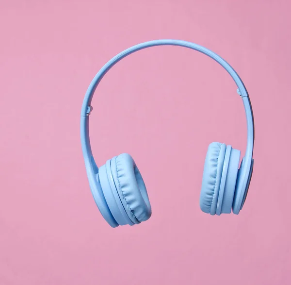 Auriculares Inalámbricos Azules Sobre Fondo Rosa Copiar Espacio —  Fotos de Stock