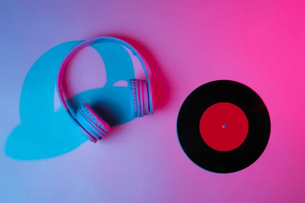 Cuffie Con Disco Vinile Anni Onda Retrò Luce Neon Ultravioletto — Foto Stock