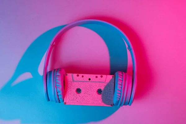 Fülhallgató Audiokazettával Évek Retro Hullám Rózsaszín Kék Neon Fény Ultraibolya — Stock Fotó