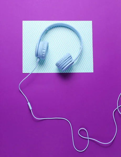 Μπλε Ακουστικά Καλώδιο Μπλε Μωβ Δημιουργικό Φόντο Μινιμαλισμό Κορυφαία Προβολή — Φωτογραφία Αρχείου