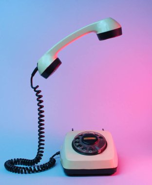 Yükselen telefon saplı eski usul döner telefon, mavi kırmızı neon ışık, 80 'ler.