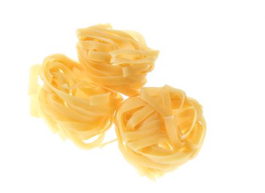 Beyaz arka planda izole çiğ kuru tagliatelle erişte