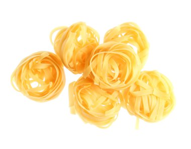 Beyaz arka planda izole çiğ kuru tagliatelle erişte