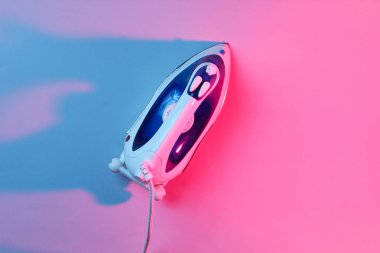 Ütü için demir, neon mavi ışık. Retro tarzı 80 'ler, minimalizm. Üst görünüm