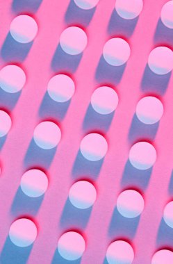 Grubun beyaz haplarının geçmişi. Neon kırmızı mavi ışık. Uyuşturucu bağımlılığı kavramı. Üst görünüm