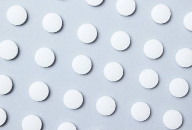 Grup beyaz hapların arka planı. Tıbbi konsept. Üstte görüntü