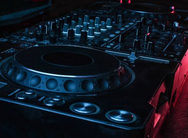 Gece kulübü, gece hayatı konsepti. Disko. Dj kumandası. Neon ışık