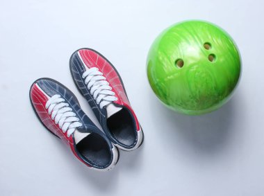 Bowling ayakkabıları ve beyaz arka plan üzerinde bowling topu. Kapalı aile sporları. Üst te. Minimalizm