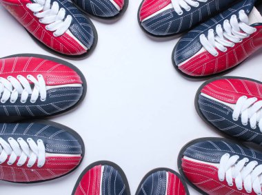 Beyaz arka planda birçok bowling ayakkabısı. Arkadaş grupları için eğlence. Kopya alanı. Üstte görüntü