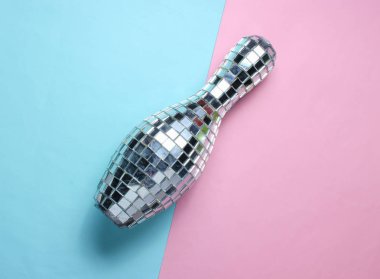 Disko ayna bowling pembe mavi pastel arka plan üzerinde sıçrayan. Üst te. Eğlenceli spor.