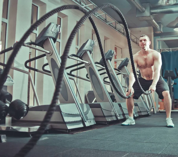 Concepto Entrenamiento Potente Entrenamiento Joven Atractivo Con Cuerdas Gimnasio Entrenamiento —  Fotos de Stock