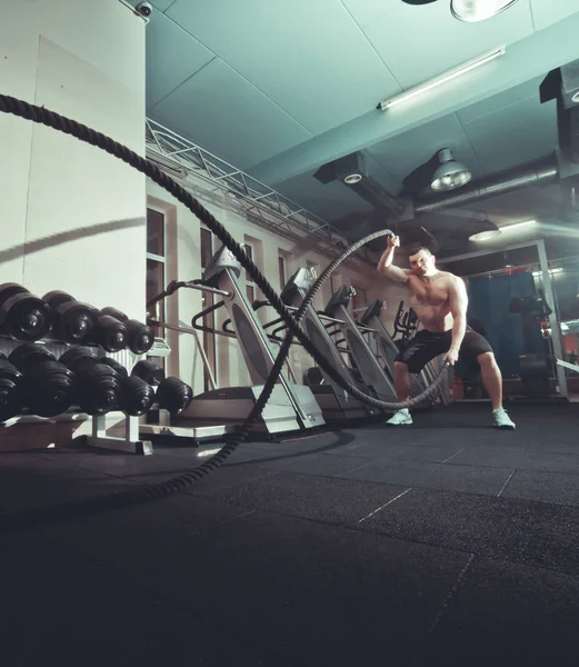 Trainingskonzept Kraftvoller Attraktiver Junger Mann Trainiert Fitnessstudio Mit Seilen Training — Stockfoto