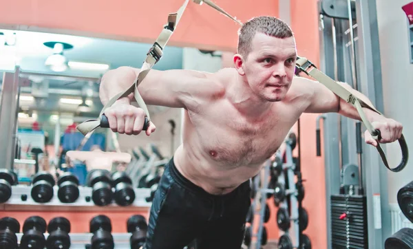 Fuerte Hombre Hace Crossfit Flexiones Con Correas Fitness Gimnasio — Foto de Stock