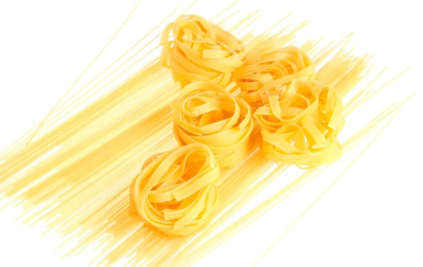 Rauwe Droge Tagliatelle Noodle Italiaanse Pasta Close Geïsoleerd Witte Achtergrond — Stockfoto