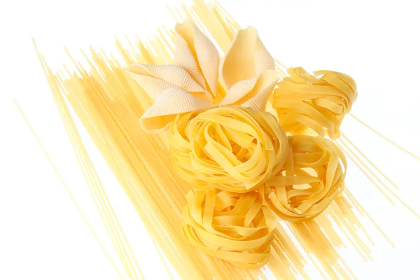 Nyers Száraz Tagliatelle Noodle Conchiglioni Olasz Tészta Izolált Fehér Háttér — Stock Fotó