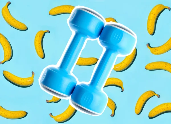 바나나의 배경에 파란색 플라스틱 스타일 크리에이티브 — 스톡 사진