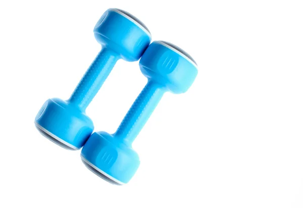 两个塑料蓝色哑铃隔离在白色背景上 体育理念 — 图库照片
