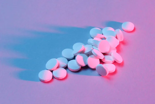 吸毒成瘾 依赖的概念 许多带有红蓝色霓虹灯的白色药丸 — 图库照片