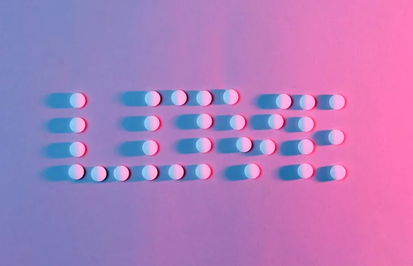 Inscrição Amor Com Pílulas Conceito Dependência Muitas Pílulas Brancas Luz — Fotografia de Stock