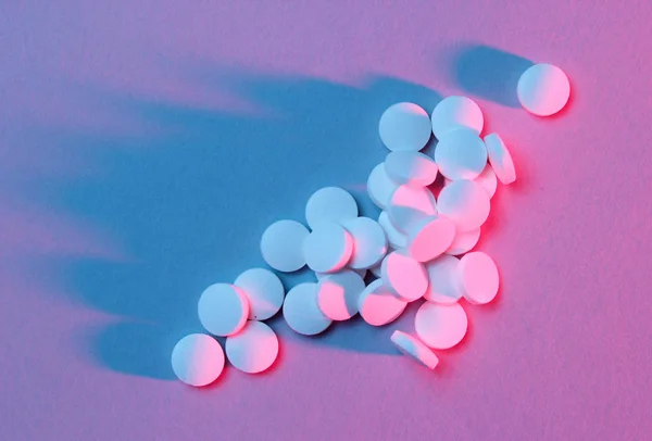 Εθισμός Έννοια Της Εξάρτησης Πολλά Λευκά Χάπια Κόκκινο Μπλε Νέον — Φωτογραφία Αρχείου