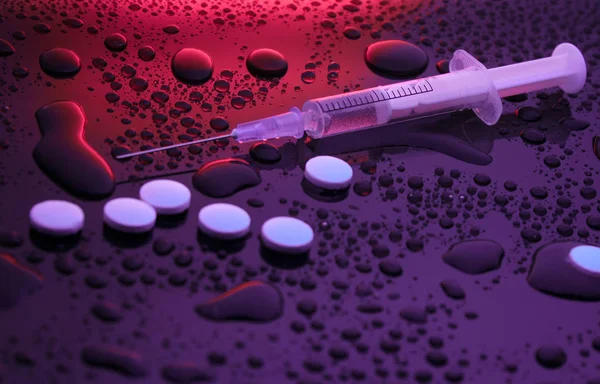 Drogenkonzept Sucht Spritze Und Pillen Auf Dunklem Hintergrund Mit Wassertropfen — Stockfoto