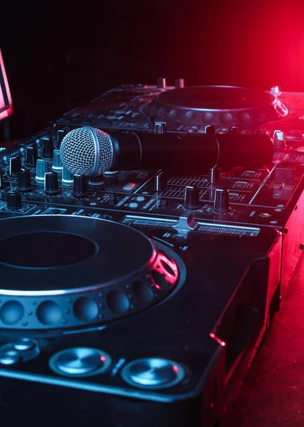 Nachtclub Nachtlebenskonzept Disco Mikrofon Auf Fernbedienung Neonrotes Blaues Licht — Stockfoto