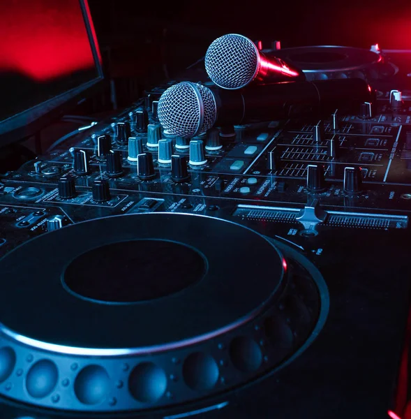 Nachtclub Nachtlebenskonzept Disco Zwei Mikrofone Auf Fernbedienung Neonrotes Blaues Licht — Stockfoto
