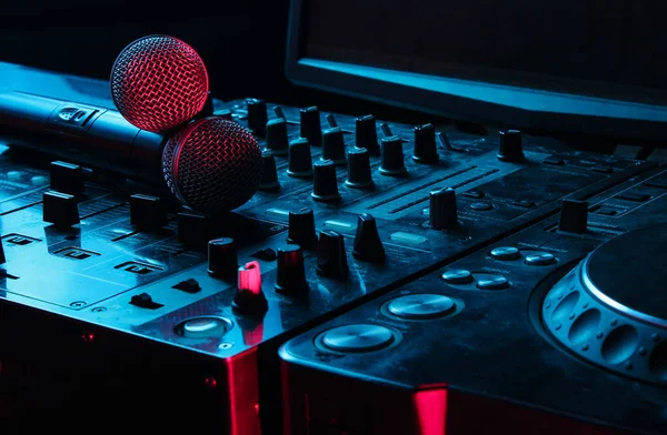Nachtclub Nachtlebenskonzept Disco Zwei Mikrofone Controller Neonrotes Blaues Licht — Stockfoto