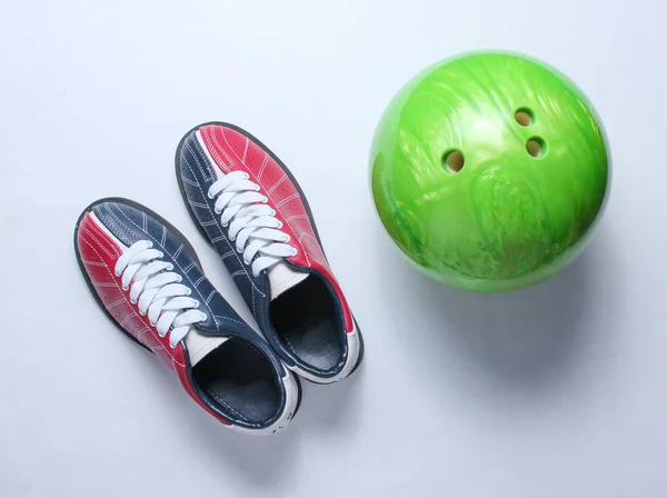 Bowling Chaussures Boule Bowling Sur Fond Blanc Sports Familiaux Intérieurs — Photo