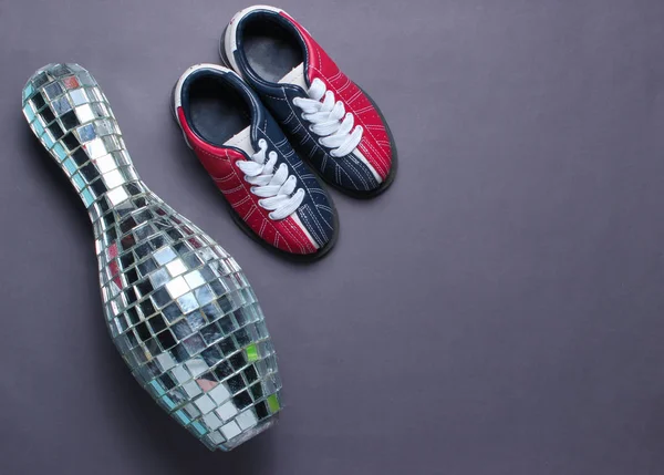 Esquisses Miroir Disco Chaussures Bowling Pour Enfants Sur Fond Gris — Photo