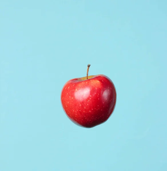 Moget Rött Äpple Blå Bakgrund — Stockfoto