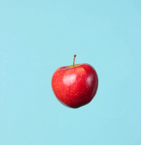 Manzana Roja Madura Sobre Fondo Azul — Foto de Stock