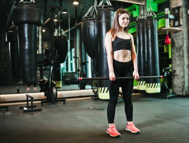 Güzel uygun kadın boks salonunda jimnastik sopa ile egzersiz yapıyor