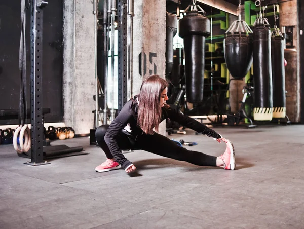 Treinamento Desportivo Fitness Girl Estende Pernas Antes Treino Ginásio Boxe — Fotografia de Stock